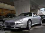 Neuer Maserati vor einer Garage.
