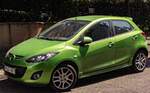 Mazda 2 (zweite Generation, Lackierung: Spirited Green).