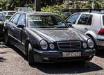 Hier ist ein ca 24 Jahre alte Mercedes-Benz E-Klasse W210 zu sehen.