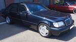 Mercedes Benz W140 S600. Dieses, im Jahr 1991 vorgestellte Auto, war ein  Luxusliner , wie es bisher noch nie einen in Deutschland gegeben hatte. Abgesehen vielleicht vom Mercedes Benz W100, also dem 600´er. Das Modell wurde 1991 auf dem Genfer Salon vorgestellt und wirkte absolut stimmig, wirkte aber im Vergleich zu anderen Modellen wie ein gigantisches Fossil. Der Fauxpas schlechthin war die enorme Breite. Dadurch passte dieses Modell nicht mehr auf den Autoreisezug nach Sylt. Der gezeigte S600 war motorentechnisch das Toppmodell der Baureihe W140. Der V12-Motor hat einen Hubraum von 5987 cm³ und leistet (je nach Baujahr) zwischen 394 PS und 408 PS. Im letzten Modelljahr lag der Basispreis für ein solches Auto bei DM 207.872,00. Oldtimer-Revival auf dem Gelände der Kokerei Zollverein in Essen am 28.07.2024.