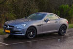 Mercedes Benz SLK AMG, auf einem Parkplatz am Straßenrand.