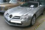 Mercedes Benz R199 SLR McLaren. Hier konnte ich einen, von den 2157 zwischen 2003 und 2009 produzierten SLR McLaren ablichten. Der kompressoraufgeladene V8-Motor mit einem Hubraum von 5439 cm³ leistet 626 PS. Der Supersportwagen beschleunigt in 3,8 Sekunden von 0 auf 100 km/h und erreicht eine Höchstgeschwindigkeit von 334 km/h. Classic Remise Düsseldorf am 11.01.2025.