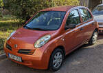 Nissan Micra K12 in orange, gesehen in August, 2024.