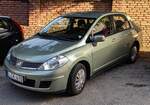 Nissan Tiida Sedan in der Farbe Flash Green (auch  Metallic Jade  genannt).