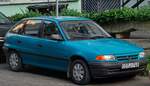 Opel Astra F aus ca 1994 in er Farbe Caribic Blue.