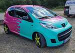 =Peugeot 107, gesehen beim Automobiltreffen  TIEF AM TEICH  auf dem Hünfelder Festplatz im August 2024