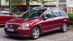 Peugeot 307 SW in der Farbe Lucifer Rot (Rouge Lucifer, aber auch Diablo Red oder Wicked Red genannt). Die Aufnahme stammt von Mai, 2024.