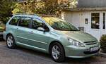 Peugeot 307SW (pre-Facelift) in der Farbe Vert Idaho. Foto: Mai, 2024.