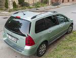 Rückansicht: Peugeot 307 SW in der Farbe  Vert Idaho , fotografiert in Mai, 2024.