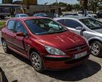 Peugeot 307 in der Farbe Rouge Lucifer (Luciferrot oder WIcked Red auch genannt), gesehen in Oktober, 2024.