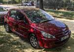 Peugeot 307 pre-Facelift in Luciferrot, gesehen in Juli, 2024.