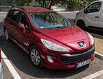 Peugeot 308 SW (erste Generation, Farbe: Rouge Babylone). Aufnahmedatum: 15.07.2024.