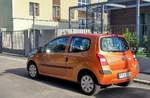 Rückansicht: Orange Renault Twingo Mk2.