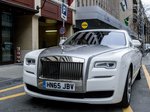 Mit einem Rolls Royce Ghost ins Lidl. Foto: 06.03.2016, Genf.