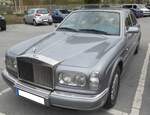 Rolls-Royce Silver Seraph. Produziert wurde der Nachfolger des Silver Spirit ab 1998 im Rolls Royce Stammwerk in Crewe/Grafschaft Cheshire. Das Schwestermodell ist der fast Baugleiche Bentley Arnage. Bei seiner Markteinführung kostete ein solcher Silver Seraph in Deutschland mindestens DM 444.000,00. Motorisiert ist diese Luxuslimousine mit dem Motor aus dem BMW 750i. Dieser V12-Motor hat einen Hubraum von 5379 cm³ mit einer Leistung von rund 330 PS. Besucherparkplatz der Techno Classica Essen am 05.04.2024.