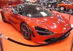 McLaren 720S. Vorgestellt wurde dieser  Supersportwagen  auf dem Genfer Auto-Salon des Jahres 2017. Ab einem Kaufpreis von ca. € 247.000,00 kommt man in den Genuss ein solches Fahrzeug zu besitzen. Der gezeigte 720S ist wurde 2018 erstmalig zugelassen und ist im Farbton amaranth red lackiert. Ab dem Jahr 2019 ergänzte McLaren die Modellreihe um ein offen zu fahrendes Modell namens Spider. Der mit einem Biturbolader aufgeladene V8-Motor des 720S hat einen Hubraum von 3994 cm³ und leistet 720 PS. Bei einem Leergewicht von 1283 kg beschleunigt der Sportwagen in 2,9 s auf 100 km/h und erreicht eine Höchstgeschwindigkeit von 341 km/h. Essen Motor Show am 04.12.2024.