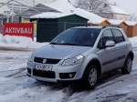 SUZUKI_SX4 hat sich vor dem verschneiten Stadiondorf in Ried i.I.