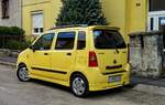 Rückansicht: Suzuki Wagon R (Mimosa Yellow) Special Edition oder  Sport  mit einem Spoiler Kit und mit dem 1.3 Liter Motor. Foto: April, 2021.