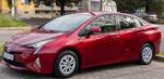 Hier ist ein Toyota Prius IV in rot Metallic (Hypersonic Red) zu sehen.