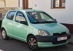 Hier ist ein Toyota Yaris Mk1 in der Farbe  Light Aqua  zu sehen.