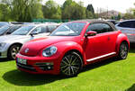 VW New Beetle Cabrio, auf dem Besucherparkplatz des Frühlingserwachen Oldtimer-IG Grenzland auf dem Gelände des Sportpark Loherhof Geilenkirchen 1.5.24