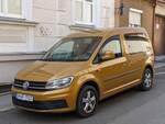 VW Caddy (dritte Generation, zweite Facelift in der Farbe: Sandstorm Yellow), gesehen in August, 2024.