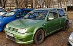 Grüner VW Golf IV mit etwas optischem Tuning. Foto: Februar, 2024.