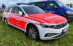 =VW Passat der Berufsfeuerwehr der Stadt WOLFSBURG steht im Mai 2024 auf dem Besucherparkplatz der RettMobil in Fulda