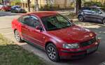 Roter VW Passat B5.