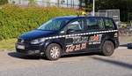 =VW Touran-Taxi steht im Mai 2019 am Bf. Rendsburg