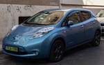 Hier ist ein Nissan Leaf in derFarbe O cean Blue  zu sehen.