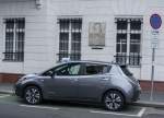 Nissan Leaf parkiert neben einer Ladestation (Parkverbot ausser Elektroautos) in der Innenstadt von Budapest.