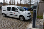 Aktueller Renault Kangoo angeschlossen an einer Ladestation in Regen 03.04.2016