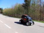 RENAULT-TWIZY, gleitet mit rasantem Tempo und nahezu lautlos über den Asphalt seinem Ziel entgegen; 150419