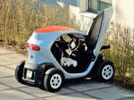 Renault Twizy, der unkonventionelle Elektro Zweisitzer. Modell mit Flügeltüren. Aufgenommen am 30. November 2016 in Wetzikon, Kanton Zürich, Schweiz