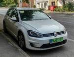 VW Golf VII GTE mit grünem Kennzeichen.