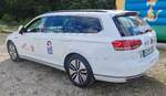 =VW Passat von  Strom bewegt - Elektromobilität Hessen , gesehen beim Automobiltreffen  TIEF AM TEICH  auf dem Hünfelder Festplatz im August 2024