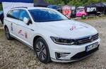 =VW Passat von  Strom bewegt - Elektromobilität Hessen , gesehen beim Automobiltreffen  TIEF AM TEICH  auf dem Hünfelder Festplatz im August 2024