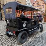 =dieses für Nostalgietouren hergerichtete E-Fahrzeug steht im Dezember 2023 in Rothenburg ob der Tauber