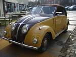 Adler 2.5 Liter Typ 10 in der Karosserieversion viersitziges Cabriolet. Produziert wurde das Modell von 1937 bis 1940. Der Typ 10 war als viertürige Limousine (Karosserien von Ambi-Budd/Berlin), zwei- und viersitziges Cabriolet (Karosserien von Karmann/Osnabrück) oder als Sport Limousine (Karosserie von Buhne/Berlin) lieferbar. Die Konstruktion dieses Typs stammte von Karl Jenschke, der 1936 von den österreichischen Steyr-Werken zu Adler nach Frankfurt gewechselt hatte. Jenschke zeigte sich bei Steyr für die Konstruktion des Typs 50/55 (Steyr-Baby) verantwortlich. Viele Stilelemente des Steyr-Baby fanden sich im Entwurf des 2.5 Liter wieder. Der Sechszylinderreihenmotor leistet 58 PS aus einem Hubraum von 2.494 cm³. Ein solches, viersitziges, Cabriolet kostete bei seinem Erscheinen RM 5950,00. Der gezeigte Wagen wurde 1938 produziert. Classic Remise Düsseldorf am 22.02.2023. 