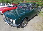 Alfa Romeo 1750 Berlina, gebaut von 1967 bis 1972 im Farbton verde inglese. Die Berlina 1750 gilt vielen Alfisti als die letzte klassische Alfa Romeo Limousine. Obwohl sie in dieser Version über 100.000 mal produziert wurde, ist sie heute fast ausgestorben. Der wassergekühlte Vierzylinderreihenmotor hat einen Hubraum von 1779 cm³ und leistet 118 PS. Diese Leistung reicht für eine Höchstgeschwindigkeit von 180 km/h. Oldtimer-Revival auf dem Gelände der Kokerei Zollverein in Essen am 28.07.2024.