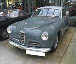 Alfa Romeo 1900C Sprint der Seria uno aus dem ersten Modelljahr 1952. Nach Kriegsende hatte Alfa Romeo lediglich das veraltete Vorkriegsmodell 6C2500 im Programm. Auf staatlichen Druck wurde bei den Milanesen die Entwicklung eines modernen Mittelklassewagens voran getrieben. Das Ergebnis war das Modell 1900. Insgesamt verkaufte man bis 1955 17.243 Limousinen und 1.796 Coupes. Das gezeigte Coupe in der Farbkombination grigio-bicolore wird von einem Vierzylinderreihenmotor mit zwei obenliegenden Nockenwellen angetrieben. Dieser Motor hat einen Hubraum von 1975 cm³ und leistet 115 PS. In zahlreichen Straßenrennen erwies sich das 190 km/h schnelle Coupe als unschlagbar. Classic Remise Düsseldorf am 11.01.2025. 