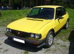 Alfa Romeo Alfasud 1.5ti aus dem Jahr 1979. Alfa Romeo Alfasud 1.5ti der zweiten Serie, wie er von 1978 bis 1980 produziert wurde. Der Wagen mit Frontantrieb sollte die Alfa Romeo Produktpalette nach unten abrunden. Er wurde im Werk Pomigliano bei Neapel produziert. Dieses Werk wurde für die Produktion des Modelles erweitert, um im strukturschwachen Süditalien Arbeitsplätze zu schaffen. Allerdings wurde dieses Werk häufig bestreikt und durch anderweitige Arbeitsniederlegungen  lahm gelegt . Der abgelichtete Alfasud ist im Farbton giallo girasole lackiert. Der Vierzylinderboxermotor hat im 1.5ti einen Hubraum von 1490 cm³ und leistet 84 PS. Oldtimer-Revival auf dem Gelände der Kokerei Zollverein in Essen am 28.07.2024.