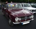 Alfa Romeo Giulia 1300 ti, gebaut in den Jahren von 1966 bis 1972. Mit der viertürigen Giulia hatte Alfa Romeo ab 1962 einen Verkaufsschlager gelandet. Es gab zum Verkaufsstart zwei Motorisierungen mit 1.3l und 1.6l Hubraum. Mit dem 1300 ti brachten die Marke aus Milano ein sportliches Modell für die weniger betuchten Kunden auf den Markt. Der Vierzylinderreihenmotor mit doppelter Nockenwelle hat einen Hubraum von 1290 cm³ und leistet 82 PS. Der gezeigte 1300 ti wurde 1969 produziert.  Forza Italia  = Oldtimertreffen für italienische Fahrzeuge am 30.05.2024 an Mo´s Bikertreff in Krefeld.