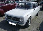 Alfa Romeo Giulia 1300 Super im Farbton grigio indaco, gebaut in den Jahren von 1964 bis 1971. Um, die im Jahr 1962 vorgestellte Giulia, auch weniger betuchten Kunden zugänglich zu machen (billig war die Giulia ja nie), bot man ab 1964 diese spartanischer ausgestattete Version mit einem 1.3l Motor an. Der Vierzylinderreihenmotor mit Doppelnockenwellen hat einen Hubraum von 1290 cm³ und leistet zwischen 85 PS und 89 PS. Das gezeigte  Julchen  stammt aus dem Jahr 1971. Oldtimer-Revival auf dem Gelände der Kokerei Zollverein in Essen am 28.07.2024.