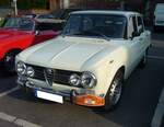 Alfa Romeo Giulia 1.3 Super im Farbton bianco, gebaut in den Jahren von 1964 bis 1971.