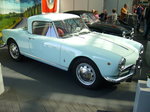 Alfa Romeo Giulietta Spider. 1955 - 1962. Dieses zeitlos schöne Modell wurde von Pininfarina gezeichnet. Während seiner achtjährigen Bauzeit verkaufte Alfa Romeo ca. 17000 dieser schnittigen Cabriolets. Der 4-Zylinderreihenmotor leistet 80 PS aus 1290 cm³ Hubraum. Der abgelichtete Spider ist mit einem seltenem Hardtop Dach versehen. Techno Classica Essen am 09.04.2016.