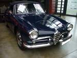 Alfa Romeo Giulietta Spider im Farbton blu Hollandese, gebaut von 1955 bis 1962. Dieses Modell verkaufte sich, während seiner achtjährigen Produktionszeit, 17.207 mal. Der Vierzylinderreihenmotor hat einen Hubraum von 1290 cm³ und leistet 80 PS. Die Höchstgeschwindigkeit beträgt 165 km/h. Classic Remise Düsseldorf am 13.07.2021.