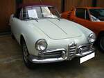 Alfa Romeo Giulietta Spider Veloce, gebaut von 1955 bis 1962. Die Alfa Romeo Baureihe 750 wurde bereits im Jahr 1954 vorgestellt. Auf Initiative des USA-Importeurs Maxi Hoffmann (Er war auch der Visionär zur Entwicklung des Mercedes Benz 190SL) bracht Alfa Romeo ein Jahr später den Spider auf den Markt. Der Vierzylinderreihenmotor hat einen Hubraum von 1290 cm³ und leistet 65 PS (Spider) bzw. 90 PS (Spider Veloce). Dieser Spider, im Farbton grigio escoli, wurde 1961 produziert und verbrachte seine  Autojugend  in New York. Classic Remise Düsseldorf am 12.09.2022.