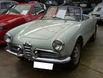 Alfa Romeo Giulietta Spider Veloce, gebaut von 1955 bis 1962. Die Alfa Romeo Baureihe 750 wurde bereits im Jahr 1954 vorgestellt. Auf Initiative des USA-Importeurs Maxi Hoffmann (Er war auch der Visionär zur Entwicklung des Mercedes Benz 190SL) bracht Alfa Romeo ein Jahr später den Spider auf den Markt. Der Vierzylinderreihenmotor hat einen Hubraum von 1290 cm³ und leistet 65 PS (Spider) bzw. 90 PS (Spider Veloce). Dieser Spider, im Farbton grigio escoli, wurde 1961 produziert und verbrachte seine  Autojugend  in New York City. Classic Remise Düsseldorf am 15.10.2022.